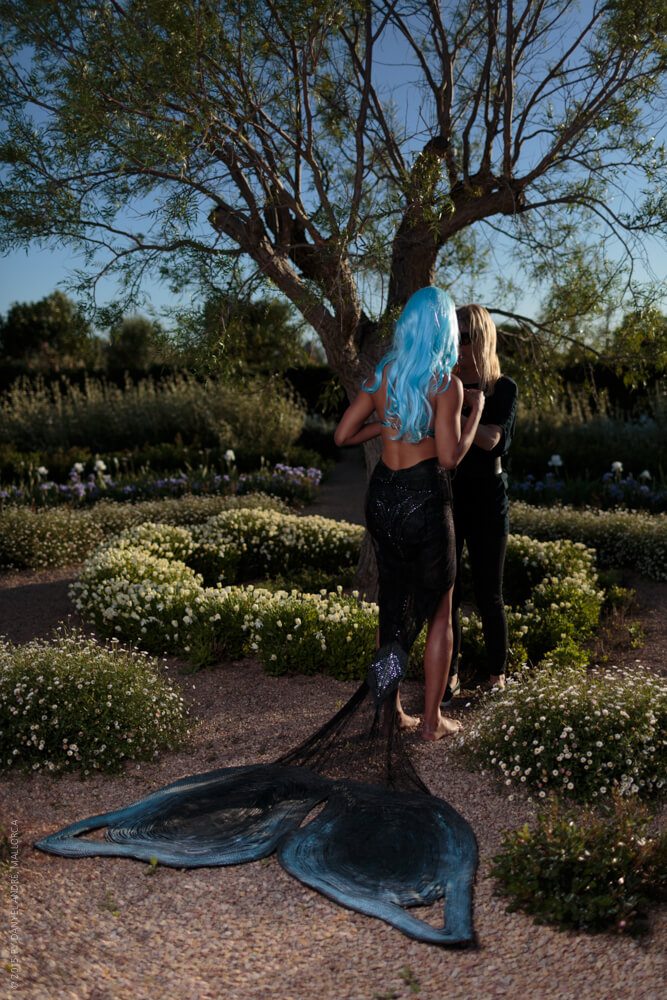 Photographer Mallorca Preparing the mermaid for the photo shoot